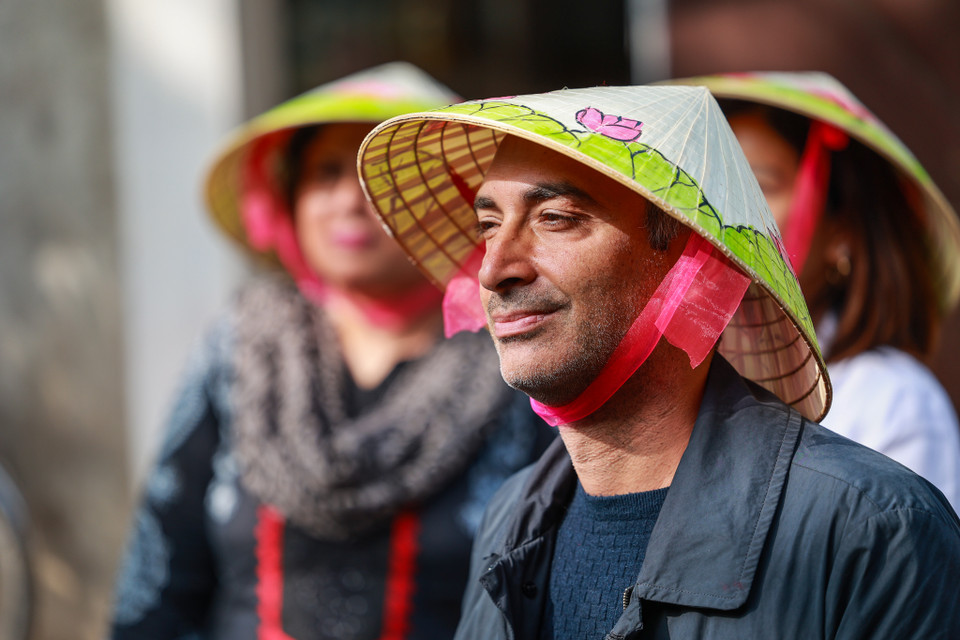 Ông Paolo Epifani, Phó Đại sứ Italia tại Việt Nam chia sẻ: 'Ở đây, bạn có thể cảm nhận được thời tiết tuyệt đẹp nhưng điều tôi thích nhất là cảm giác mọi người ở đây quây quần với nhau. Chắc chắn đây là nơi tuyệt vời nhất để ăn Tết đối với những người nước ngoài như chúng tôi.' (Ảnh: Minh Sơn/Vietnam+)