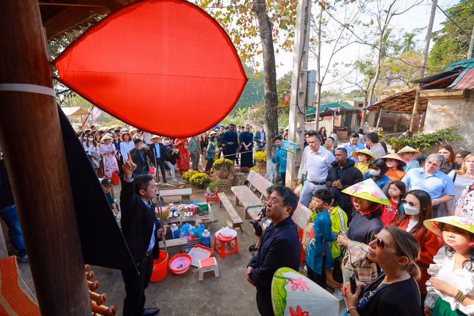 Trong khuôn khổ chương trình, đại diện của các sứ quán, tổ chức quốc tế, văn phòng các công ty nước ngoài và du học sinh sẽ cùng trải nghiệm các hoạt động, không gian Tết Việt. (Ảnh: Minh Sơn/Vietnam+)
