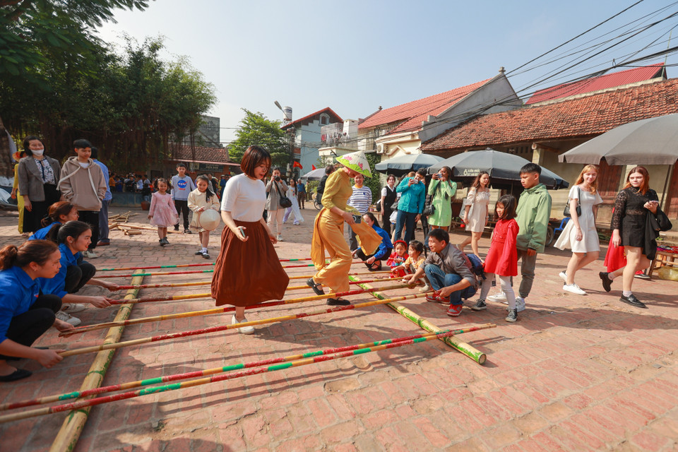 Các du khách cũng cơ hội tìm hiểu, trải nghiệm văn hóa người Việt trong không gian chợ Tết truyền thống tại sân đình Mông Phụ. Tại đây, những nét độc đáo của Tết Việt ở làng cổ Đường Lâm được giới thiệu tới du khách. (Ảnh: Minh Sơn/Vietnam+)