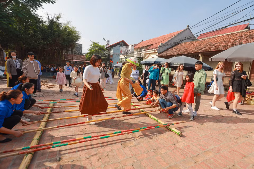 Các du khách cũng cơ hội tìm hiểu, trải nghiệm văn hóa người Việt trong không gian chợ Tết truyền thống tại sân đình Mông Phụ. Tại đây, những nét độc đáo của Tết Việt ở làng cổ Đường Lâm được giới thiệu tới du khách. (Ảnh: Minh Sơn/Vietnam+)