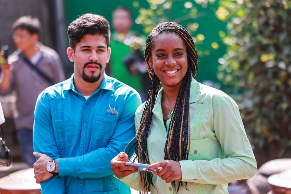 Chị Yoland Stefany Castanedo, nhân viên Đại sứ quán Cuba tại Việt Nam cho biết: 'Tôi cảm thấy rất phấn khởi vì có cơ hội tham quan một làng cổ nổi tiếng. Tôi ấn tượng nhất là nơi đây lưu giữ những nét văn hóa đặc sắc từ ngày xưa, nhất là những trò chơi truyền thống của Việt Nam.' (Ảnh: Minh Sơn/Vietnam+)