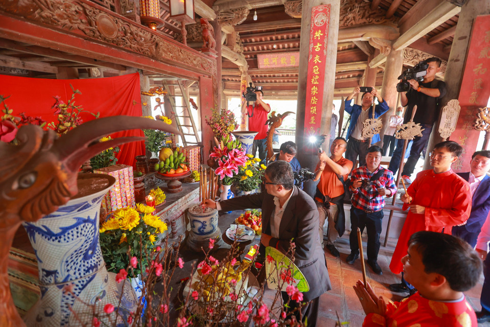 Một số không gian cho du khách trải nghiệm như: Ông đồ viết thư pháp, biểu diễn nghệ thuật nhạc cụ dân tộc, trải nghiệm làm bánh chưng, bánh tẻ, các loại kẹo, làm diều sáo, nặn tò he, tách củ hoa thủy tiên... (Ảnh: Minh Sơn/Vietnam+)