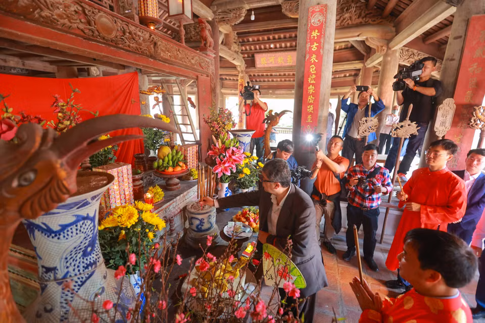 Một số không gian cho du khách trải nghiệm như: Ông đồ viết thư pháp, biểu diễn nghệ thuật nhạc cụ dân tộc, trải nghiệm làm bánh chưng, bánh tẻ, các loại kẹo, làm diều sáo, nặn tò he, tách củ hoa thủy tiên... (Ảnh: Minh Sơn/Vietnam+)