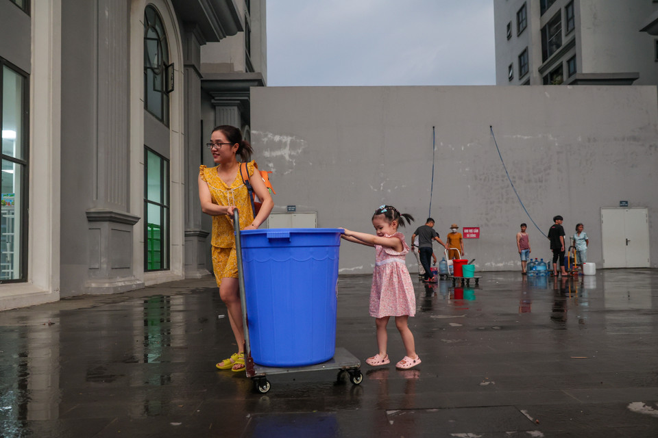 ...tuy nhiên, tình trạng mất nước như thế này đã diễn ra nhiều lần khiến "chúng tôi phải dùng dè sẻn lượng nước tự trữ vì không biết bao giờ mới được cấp nước trở lại," chị Lê Thị Luyến, một hộ dân sinh sống tại đây chia sẻ. (Ảnh: Minh Sơn/Vietnam+)