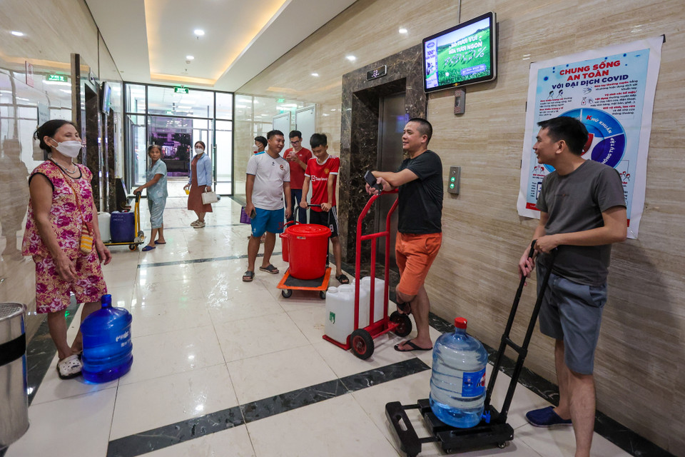 Người dân vô cùng mệt mỏi khi phải vận chuyển nước về từng căn hộ. (Ảnh: Minh Sơn/Vietnam+)