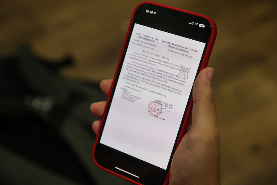 Tuy nhiên, anh Công cho hay vì không biết lúc nào tòa nhà mới cấp nước trở lại nên anh đã để cho vợ con mình ra thuê khách sạn để ở. (Ảnh: Minh Sơn/Vietnam+)