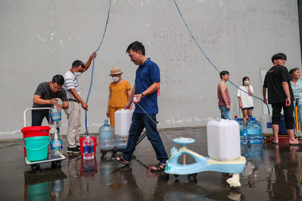 Không chỉ Hateco, nhiều khu chung cư sử dụng nước từ Công ty cổ phần Đầu tư nước sạch Sông Đà cũng gặp phải tình trạng thiếu nước sạch, tuy nhiên người dân ở đây vô cùng bức xúc vì các chung cư lân cận đã có nước nhưng riêng chung cư Hateco vẫn chưa có nước sạch để cung cấp cho cư dân. (Ảnh: Minh Sơn/Vietnam+)