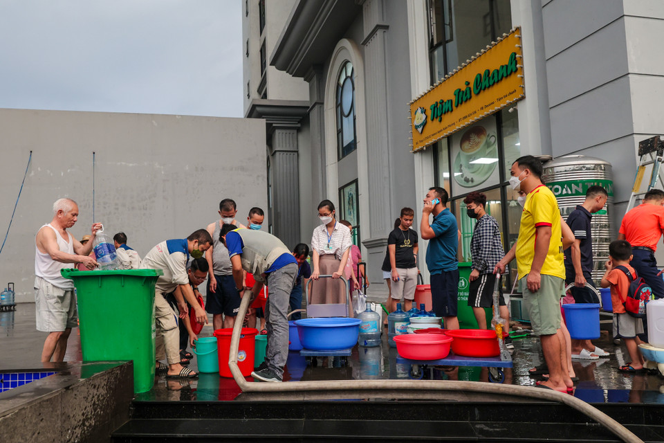 Tuy nhiên, thực tế đến ngày 23/9, người dân sinh sống tại khu chung cư Hateco Xuân Phương trên địa bàn quận Nam Từ Liêm, Hà Nội vẫn chưa có nước sạch để dùng. (Ảnh: Minh Sơn/Vietnam+)