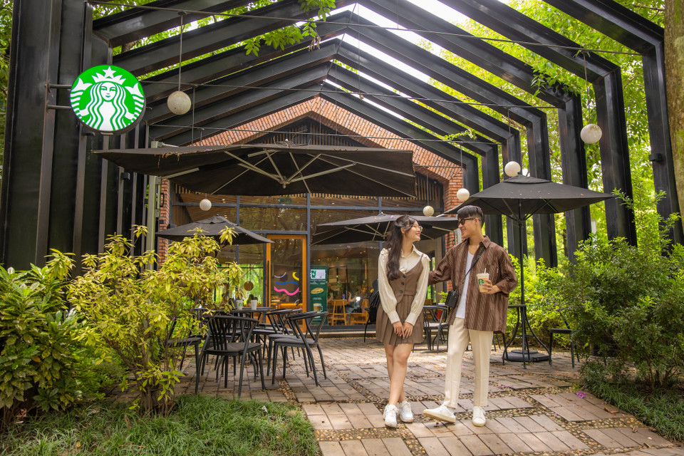 Rất nhiều bạn trẻ lựa chọn quán càphê này để làm điểm check in mỗi khi ghé thăm Ecopark. (Ảnh: Minh Sơn/Vietnam+)