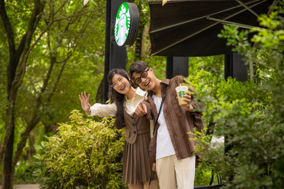 Rất nhiều bạn trẻ lựa chọn quán càphê này để làm điểm check in mỗi khi ghé thăm Ecopark. (Ảnh: Minh Sơn/Vietnam+)