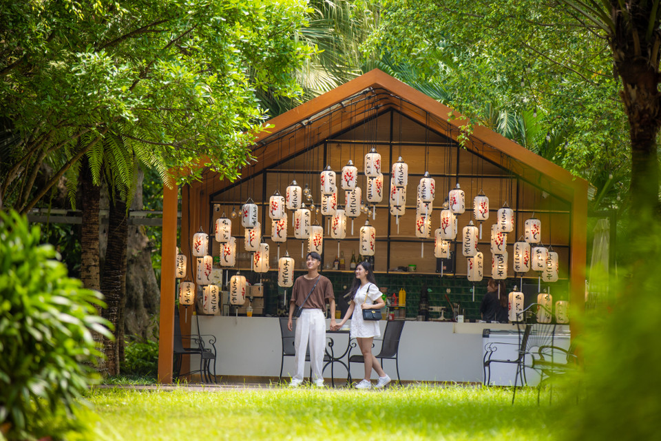 Nằm giữa công viên Mùa Thu, Autumn Park Coffee được thiết kế theo phong cách Nhật Bản khiến nhiều người phải ngỡ ngàng. (Ảnh: Minh Sơn/Vietnam+)