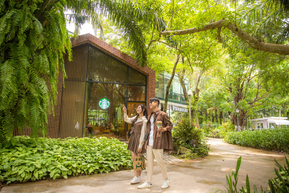 Từ bên ngoài, du khách đã thấy được lối thiết kế độc đáo của cửa hàng Starbuck tại công viên mùa Hạ. Đây còn là điểm đến check in của đông đảo bạn trẻ, những cặp đôi chụp ảnh cưới, ảnh kỷ niệm… (Ảnh: Minh Sơn/Vietnam+)