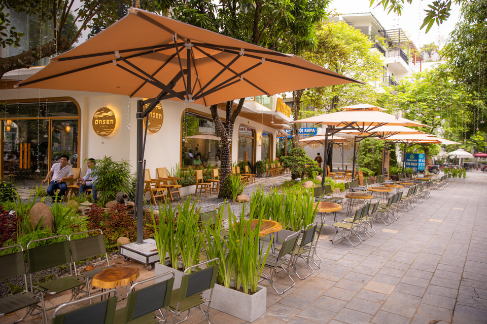 Quán càphê Onsen theo phong cách Nhật Bản với không gian ngoài trời ấn tượng, rất phù hợp cho du khách và người dân ngồi nhấm nháp ly càphê và hít thở không khí xanh mát ở Ecopark. (Ảnh: Minh Sơn/Vietnam+)