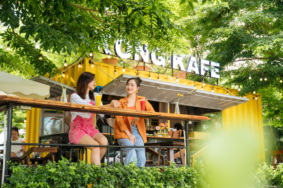 Với ý tưởng là nơi thư giãn nhẹ nhàng, tiện lợi cho mọi người, Kong Cafe đơn giản với quầy bar chỉ là một toa container được chủ nhân thiết kế lại vô cùng khéo léo. (Ảnh: Minh Sơn/Vietnam+)