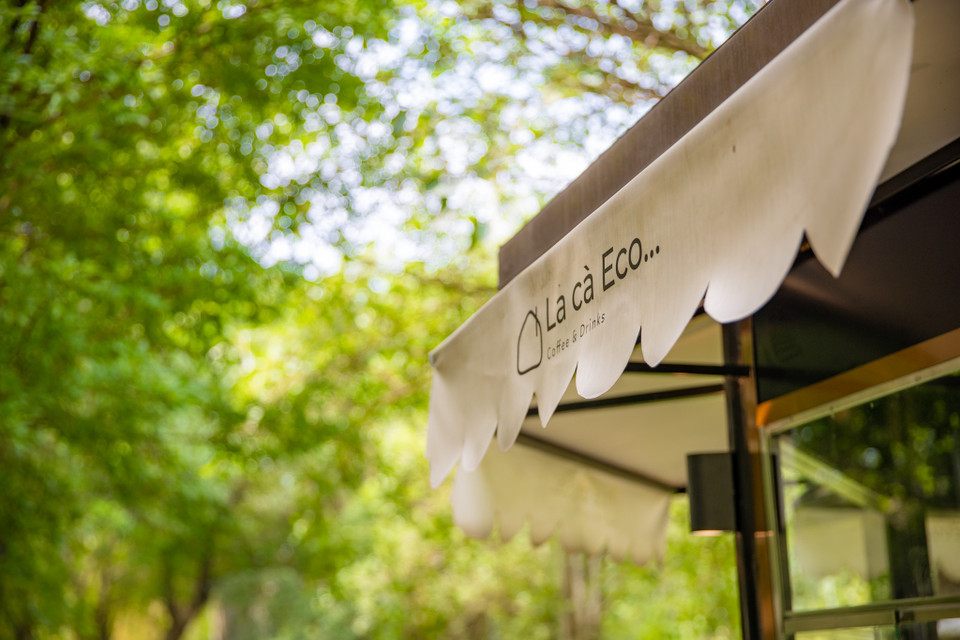 Quán càphê La cà Eco được đặt giữa công viên khiến du khách có thể vừa vui chơi vừa tận hưởng ly càphê nhẹ nhàng vào bất cứ thời điểm nào trong tuần. (Ảnh: Minh Sơn/Vietnam+)