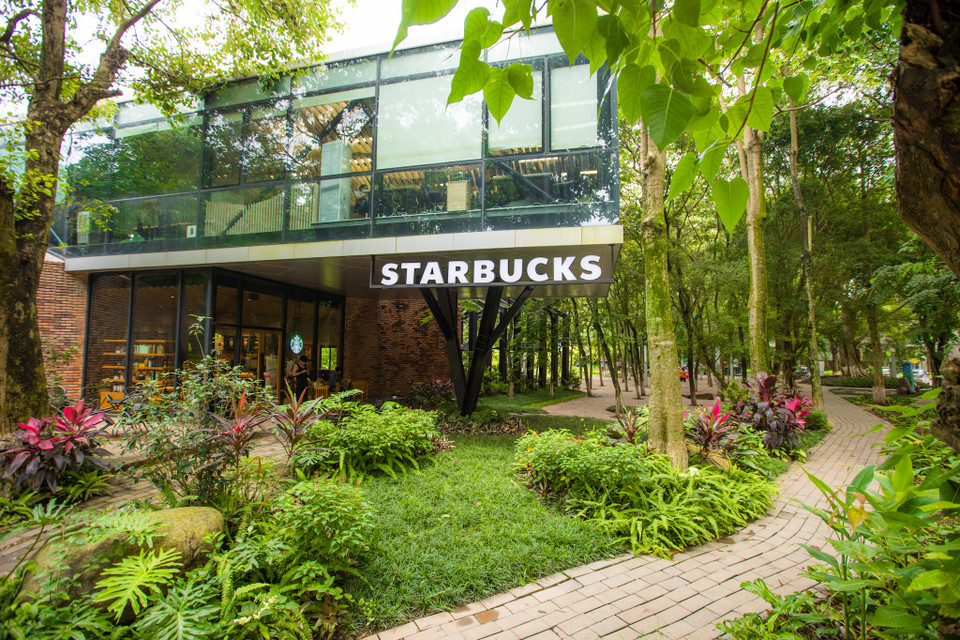 Starbucks Ecopark được khai trương tháng 1/2020 và là một trong những quán Starbucks đẹp nhất ở Việt Nam. (Ảnh: Minh Sơn/Vietnam+)