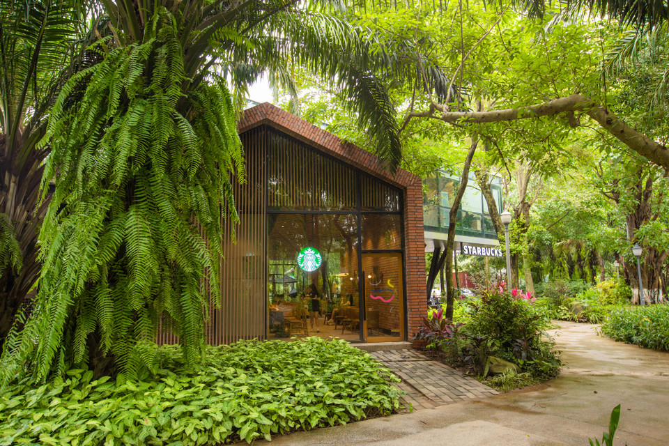 Thương hiệu càphê hàng đầu thế giới Starbucks chiếm ngay một vị trí cực đẹp ở Công viên Mùa Hạ Ecopark. (Ảnh: Minh Sơn/Vietnam+)