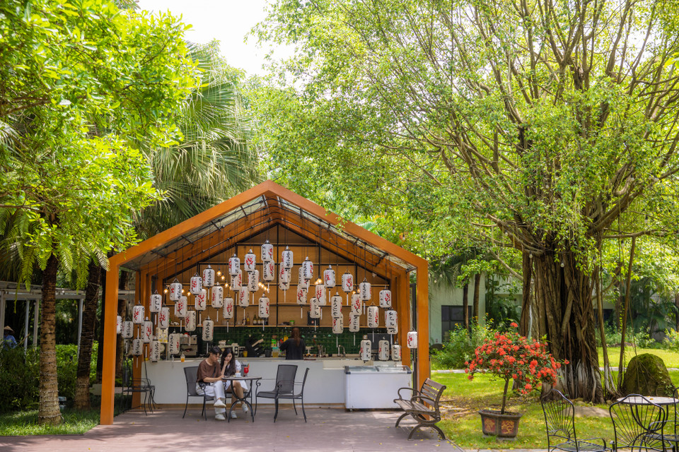 Quán càphê vừa mới được khai trương không lâu nhưng đã trở thành một điểm nhấn mỗi khi du khách đến đây. (Ảnh: Minh Sơn/Vietnam+)