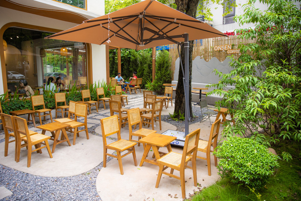 Không gian bên ngoài quán phù hợp cho những gia đình hay nhóm bạn bè gặp gỡ. (Ảnh: Minh Sơn/Vietnam+)
