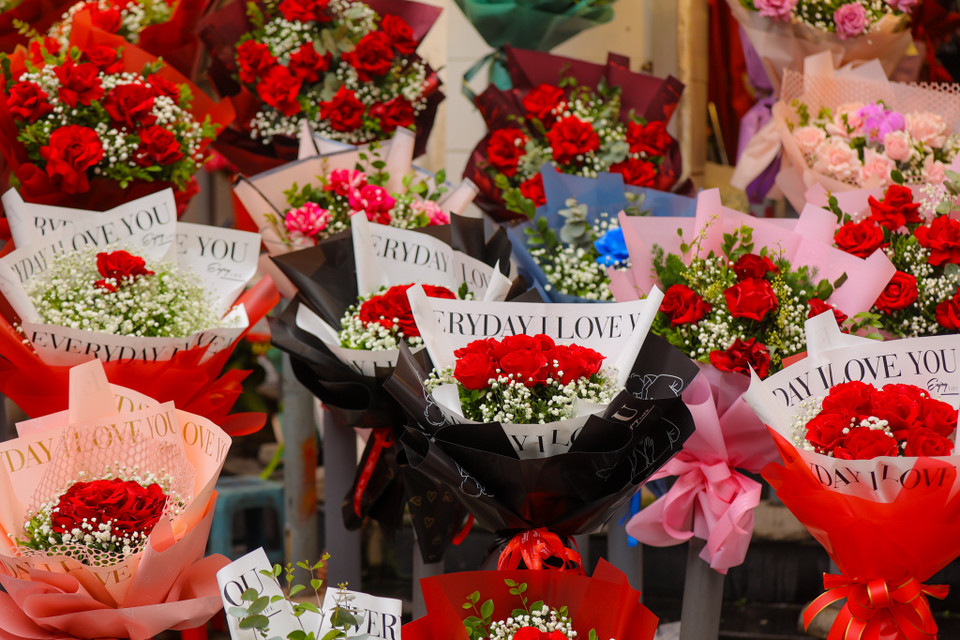 Năm nay ảnh hưởng bởi dịch COVID-19 nên không khí mua sắm cũng kém sôi động hơn mọi năm. (Ảnh: PV/Vietnam+)