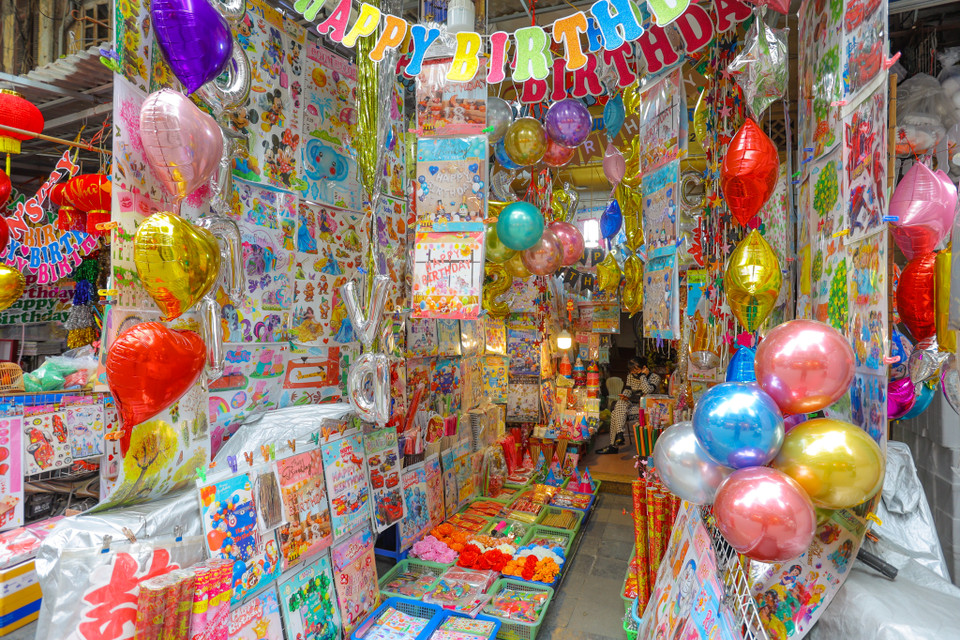 Trên phố Hàng Mã, nhiều cửa hàng bắt đầu bày những món quà để các cặp đôi đang yêu có thể mua tặng nhau trong buổi tối 14/2 đầy ý nghĩa. (Ảnh: PV/Vietnam+)