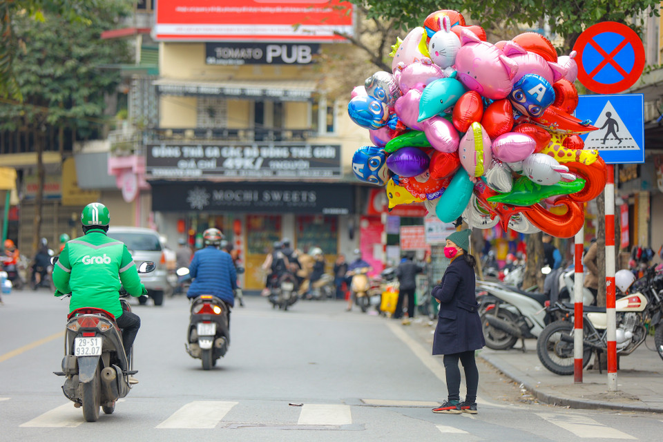 Ngày Valentine về đúng lúc tiết trời Hà Nội se se lạnh, vừa khéo cho một buổi đi chơi hẹn hò cho những cặp yêu nhau. (Ảnh: PV/Vietnam+)