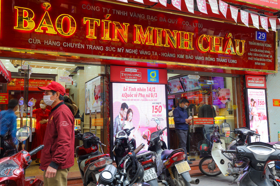 Các cửa hàng trang sức tranh thủ dịp này để khuyến mãi kích cầu người mua. (Ảnh: PV/Vietnam+)