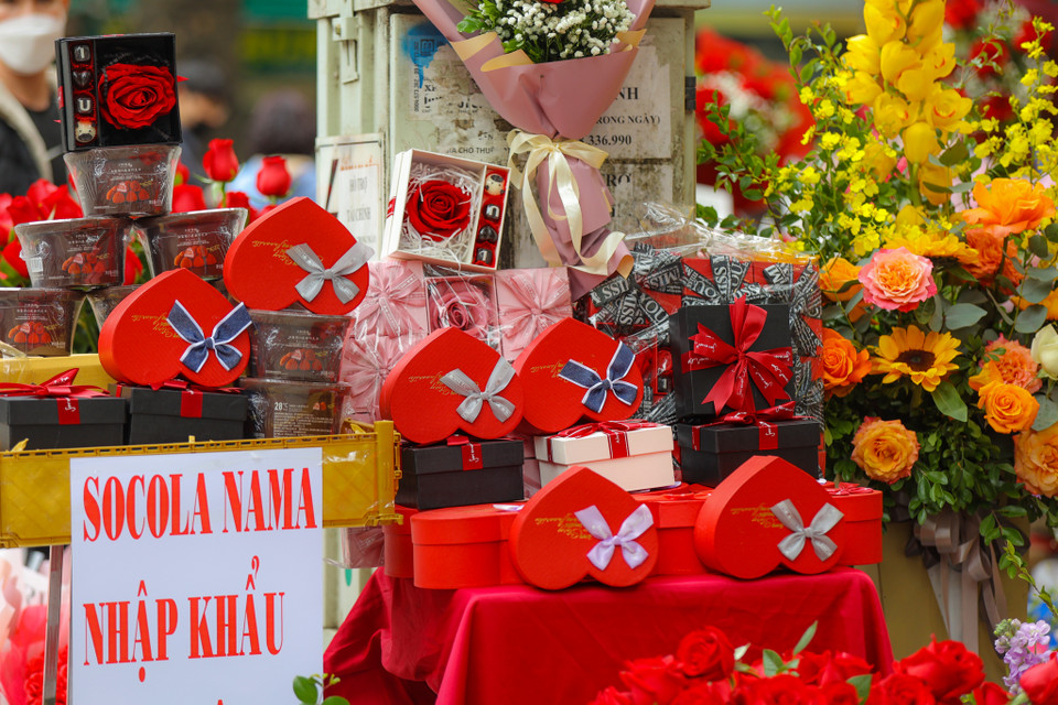 Ngoài hoa hồng, chocolate cũng là một loại quà tặng được nhiều người ưa chuộng. (Ảnh: PV/Vietnam+)