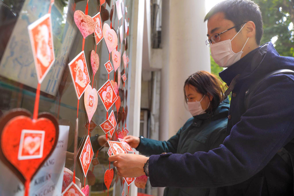 Với mong muốn truyền tải những thông điệp tình yêu đầy nhân văn và ý nghĩa, nhân dịp Lễ Valetine 14/2 năm nay, Bộ Thông tin và Truyền thông đã phát hành bộ tem bưu chính 'Tem Tình yêu.'(Ảnh: PV/Vietnam+)