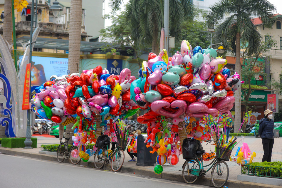Sau những ngày mưa phùn gió rét, Hà Nội trong ngày Lễ Tình Nhân (14/2) trở nên mát mẻ, dịu dàng và lãng mạn. (Ảnh: PV/Vietnam+)