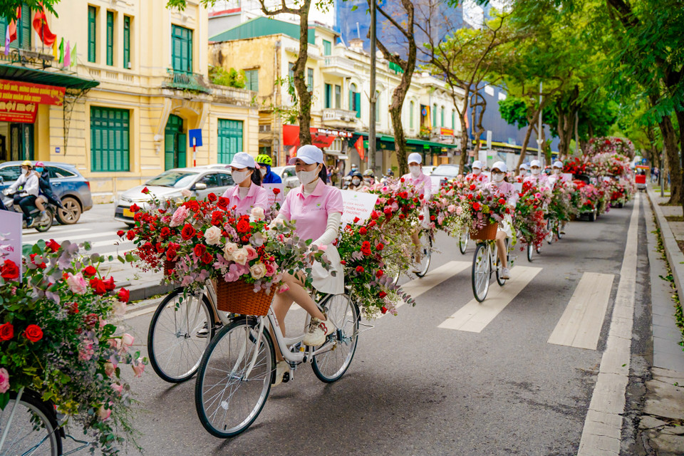Những chiếc xe đạp hoa xinh xắn dạo qua các tuyến phố. (Ảnh: PV/Vietnam+)