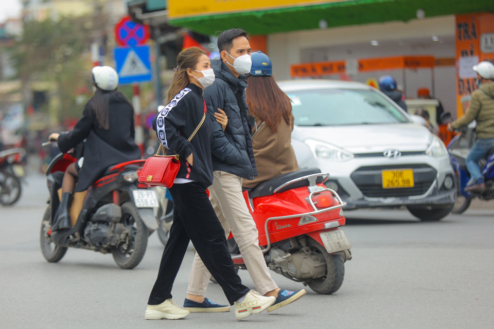 Mặc dù chưa đến buổi tối nhưng nhiều cặp đôi vẫn tay trong tay, tình tứ, tận hưởng không khí ngày Lễ Tình Nhân. (Ảnh: PV/Vietnam+)