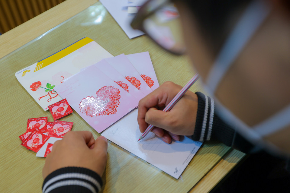 Điểm đặc biệt của bộ 'Tem Tình yêu' sẽ được phát hành năm nay là tem được in phủ Vernish định vị bông hoa hồng ở trung tâm mẫu tem, kết hợp hương hoa hồng dịu ngọt. (Ảnh: PV/Vietnam+)