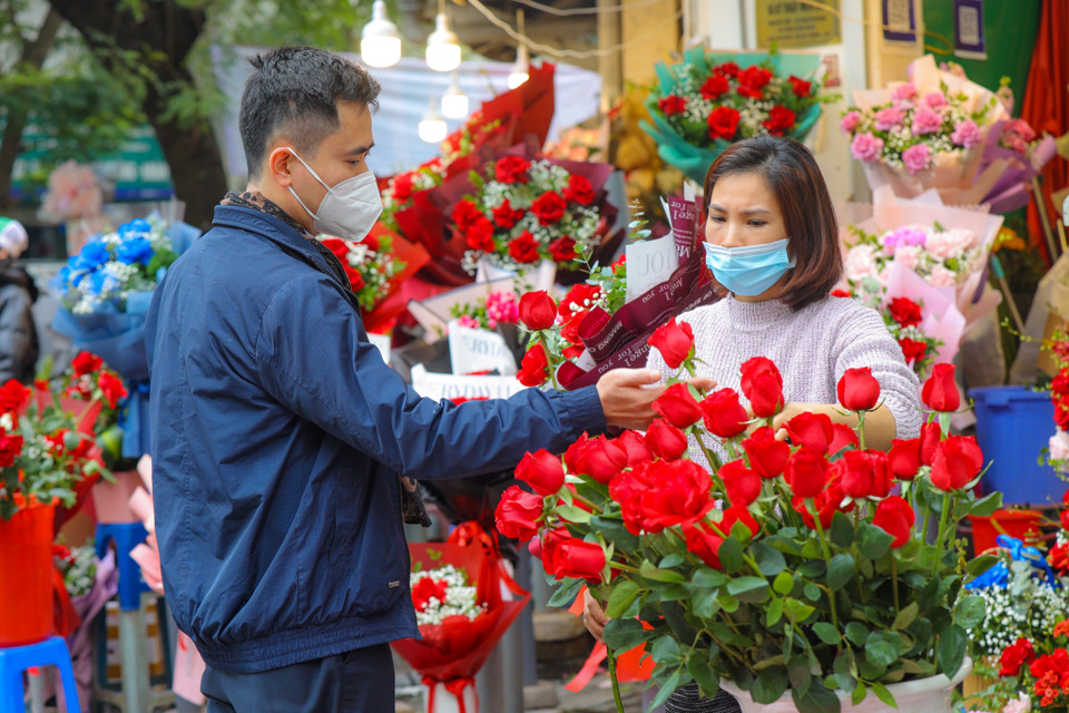 Hoa hồng vẫn là loài hoa được nhiều chàng trai lựa chọn để mua tặng người yêu mình trong dịp này. (Ảnh: PV/Vietnam+)