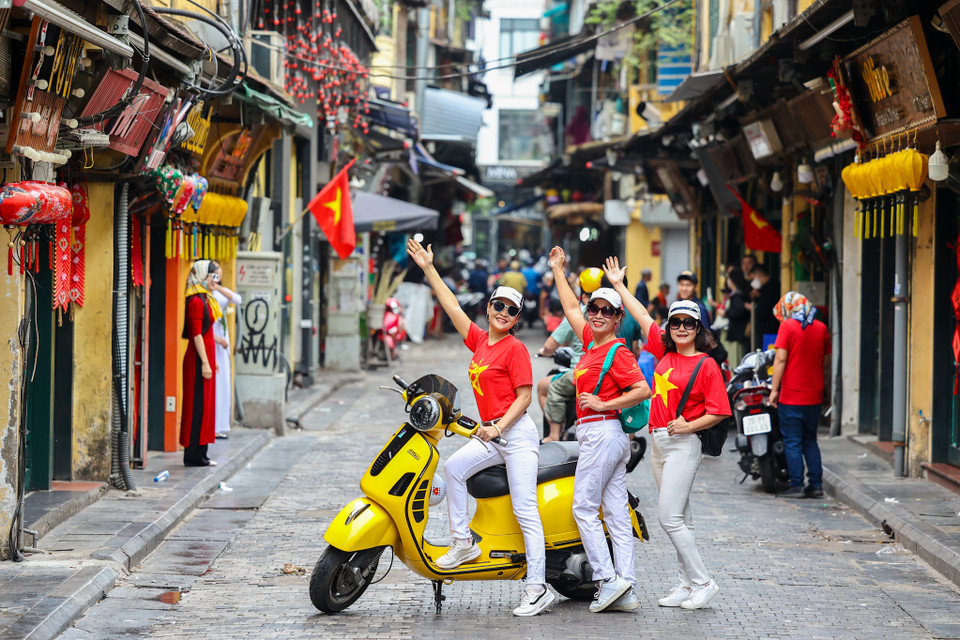 Nhiều người dân tranh thủ chọn cho mình một góc đẹp của Thủ đô để chụp ảnh. (Ảnh: Minh Sơn/Vietnam+)