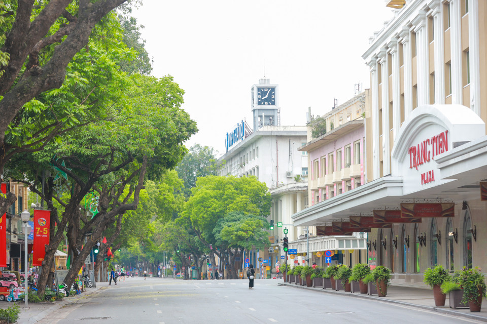 Không còn cảnh đông đúc, tiếng còi xe inh ỏi, Hà Nội bắt đầu một ngày mới với vẻ đẹp vắng lặng rất nên thơ. (Ảnh: Minh Sơn/Vietnam+)