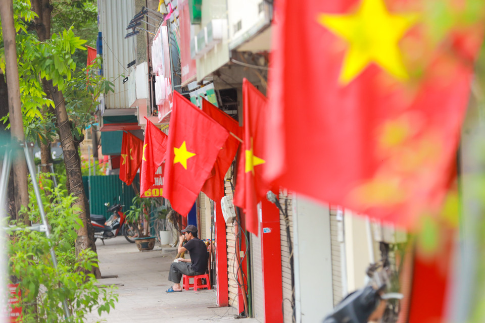 Khắp những con phố, ngõ nhỏ rợp cờ đỏ sao vàng. (Ảnh: Minh Sơn/Vietnam+)