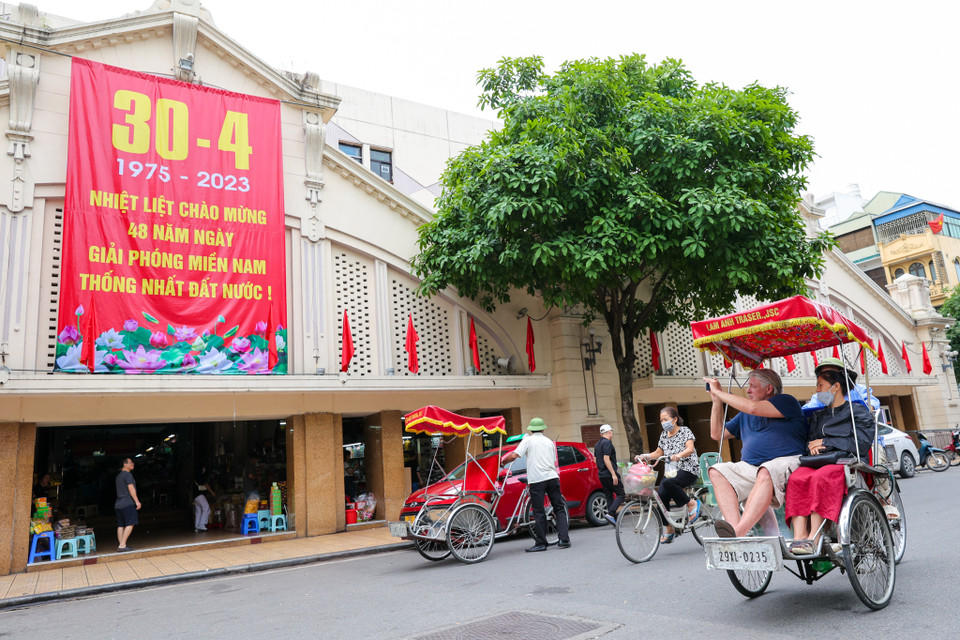 Du khách quốc tế có dịp tận hưởng việc đi lại chậm rãi tại các tuyến phố xung quanh Hồ Gươm. (Ảnh: Minh Sơn/Vietnam+)