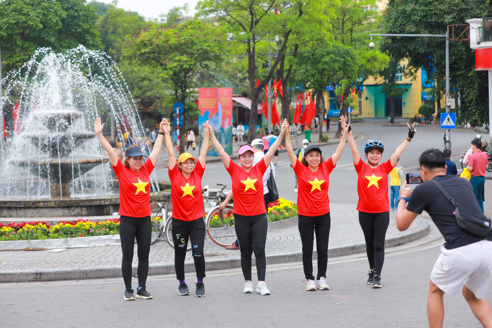 Bước vào kỳ nghỉ lễ dài ngày, Hà Nội như được khoác lên một màu áo mới, mang một hơi thở, một sức sống mới. (Ảnh: Minh Sơn/Vietnam+)