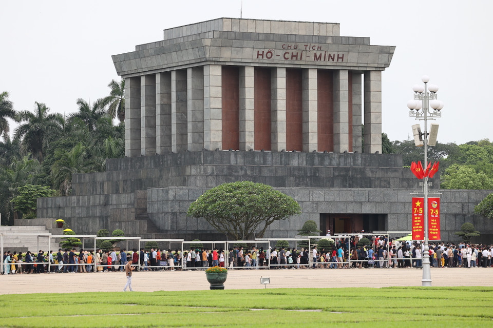 Ngay từ sáng sớm, hàng dài người dân đã xếp hàng vào viếng Lăng Chủ tịch Hồ Chí Minh. (Ảnh: Minh Sơn/Vietnam+)