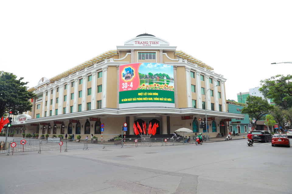 Một Hà Nội hiện lên với khung cảnh vắng vẻ, trái ngược hẳn với hình ảnh nhộp nhịp, hối hả thường ngày. (Ảnh: Minh Sơn/Vietnam+)