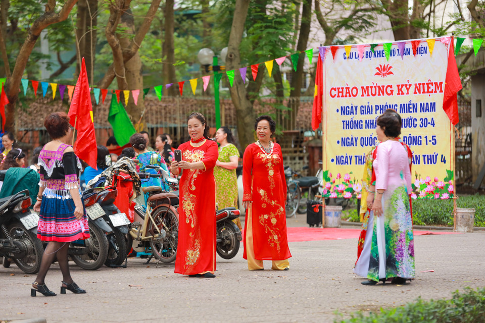 Mọi người tận hưởng khoảnh khắc bắt đầu ngày mới yên bình. (Ảnh: Minh Sơn/Vietnam+)