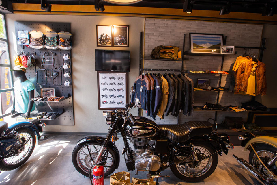 Chiếc Royal Enfield Bullet 500 Black – đen bóng có giá 107.350.000 đồng được xếp ngay ngắn xung quanh các phụ kiện xe. (Ảnh: Minh Sơn/Vietnam+)