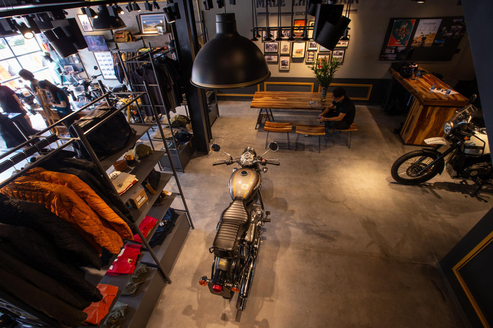 Showroom được thiết kế theo triết lý 'Pure Motorcycling' (Tạm dịch: 'Đơn giản, chỉ là mô tô'), với một không gian riêng dành cho những người yêu xe mô tô, kết hợp với phong cách bán hàng trực quan thú vị, các vị trí ghế ngồi được đặt ở các góc thuận tiện và thoải mái nhất. (Ảnh: Minh Sơn/Vietnam+)