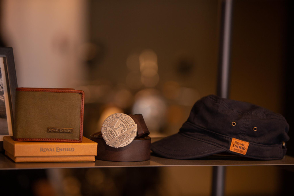 Bộ phụ kiện mang đậm phong cách Royal Enfield. (Ảnh: Minh Sơn/Vietnam+)