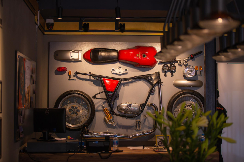 Hiện tại showroom có bốn mẫu mô tô động cơ xilanh đơn bao gồm Bullet 500, Classic 500, Continental GT 535cc; Himalaya 410cc và dòng Royal Enfield 650cc Twins vừa được ra mắt là Interceptor 650cc và Continental 650cc. (Ảnh: Minh Sơn/Vietnam+)