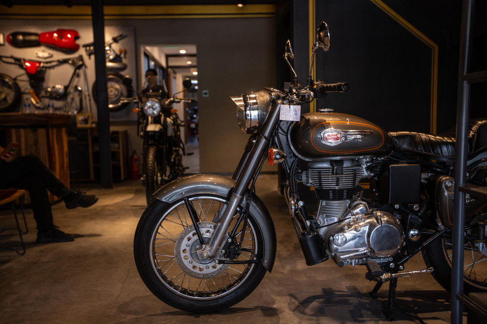 Dòng Standard Street - Bullet 500 - mẫu xe không bao giờ lỗi thời, mang tính biểu tượng và được thiết kế thủ công, vẫn được sản xuất liên tục suốt hơn 8 thập kỷ qua. (Ảnh: Minh Sơn/Vietnam+)