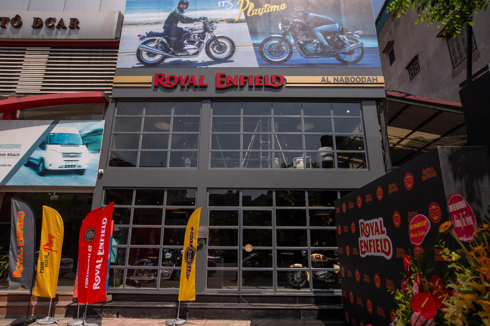 Sáng 22/4, hãng xe mô tô Royal Enfield đã chính thức mở showroom tại Hà Nội. Đây cũng là showroom thứ hai của hãng tại Việt Nam sau cửa hàng đầu tiên tại Thành phố Hồ Chí Minh. (Ảnh: Minh Sơn/Vietnam+)