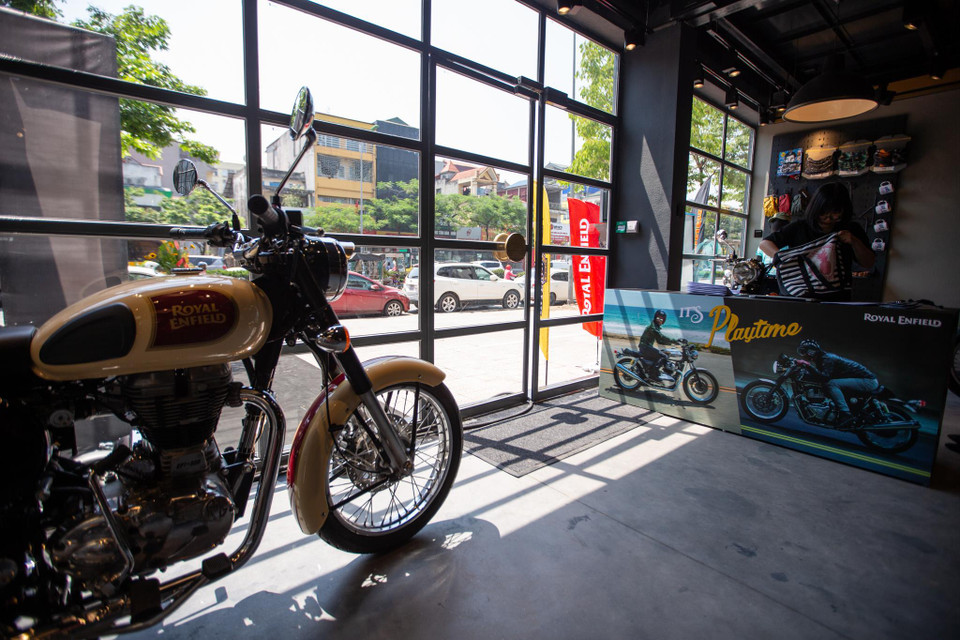 Showroom tại Hà Nội sẽ giúp Royal Enfield nhắm đến mục tiêu tạo ra một hệ thống tương hỗ bao gồm các hoạt động bán lẻ, khả năng cung ứng phụ tùng, hoạt động lái xe mô tô và các sự kiện cộng đồng. (Ảnh: Minh Sơn/Vietnam+)
