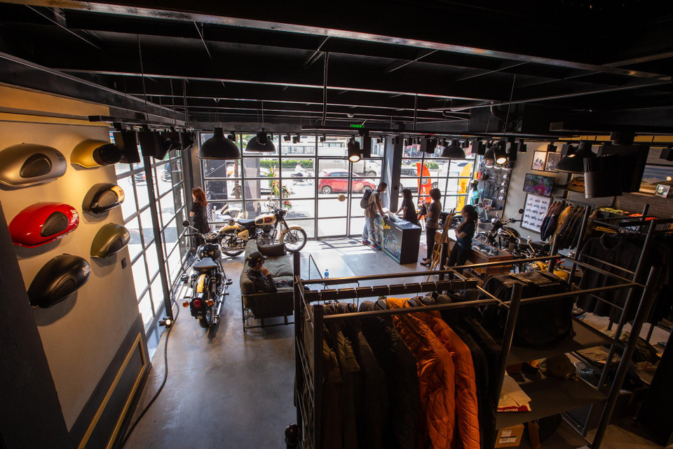 Showroom Royal Enfield đầu tiên của Hà Nội nằm trên đường Nguyễn Văn Cừ. Việc đứng riêng showroom sẽ là một bước quan trọng giúp hãng xe này có được tiếng nói riêng, định hình những phong cách độc lập, đồng thời nâng cao chất lượng dịch vụ đối với những khách hàng sử dụng xe Royal Enfield. (Ảnh: Minh Sơn/Vietnam+)